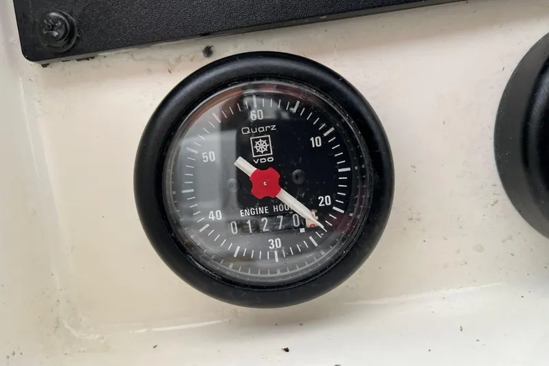 Arrow Yacht Photos Pics Engine hour meter on 2008 Jeanneau Sun Odyssey 45, displaying 1270 hours.