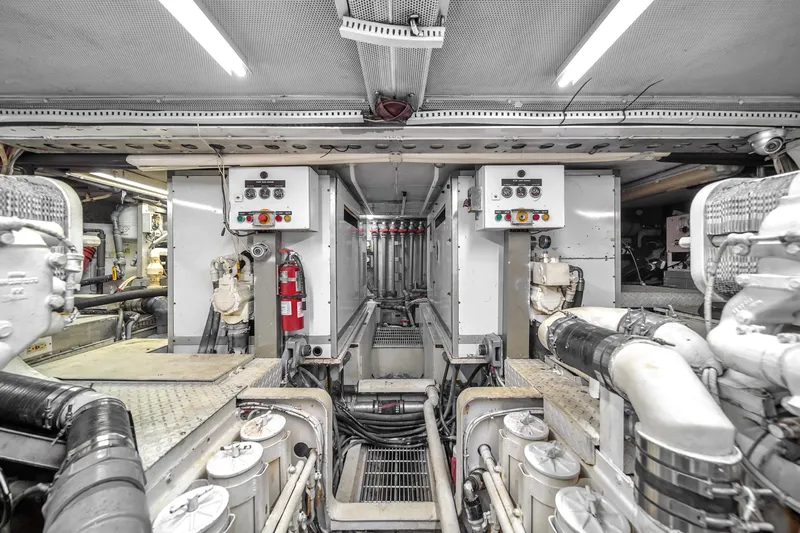 Zooom Yacht Photos Pics 