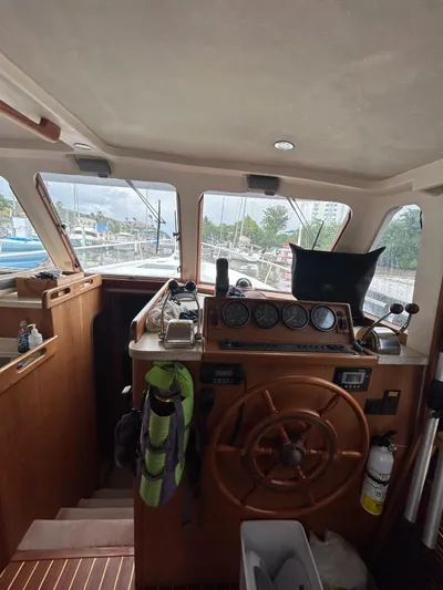  Yacht Photos Pics 1999 Mainship 350 Trawler helm with wooden wheel and navigation instruments.