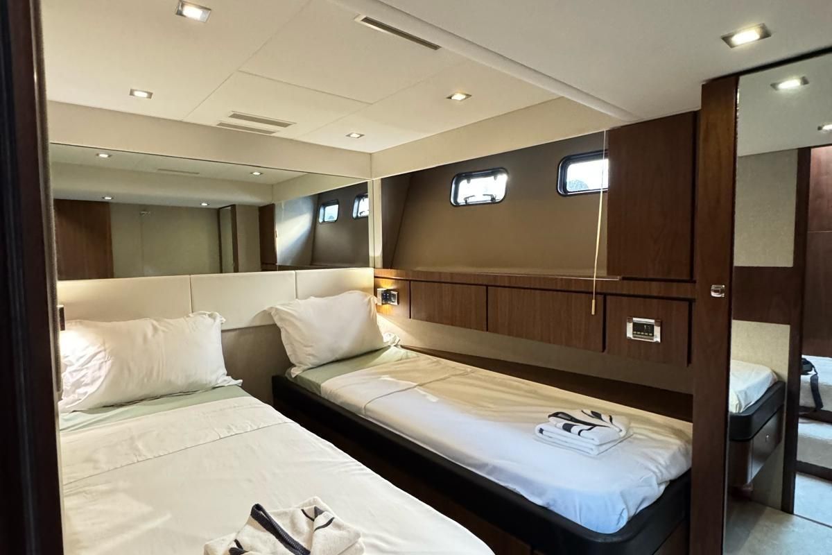2013 Fairline 61 