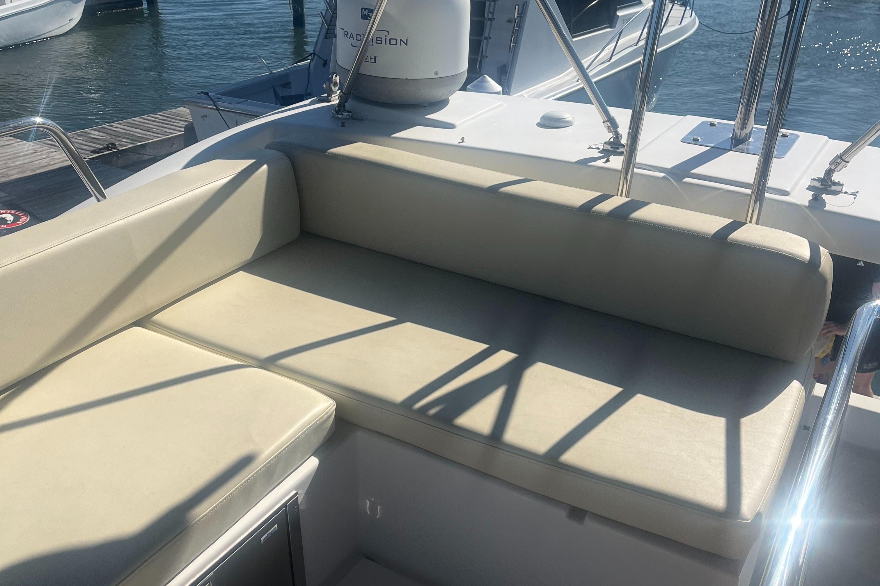2013 Azimut 40 Flybridge Flybridge for sale - YachtWorld