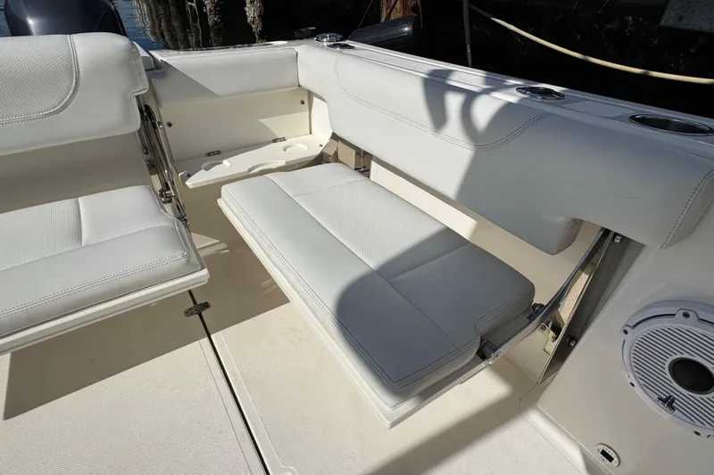  Yacht Photos Pics 2022 Pursuit DC 266 Dual Console boat interior with white seating and cup holders.