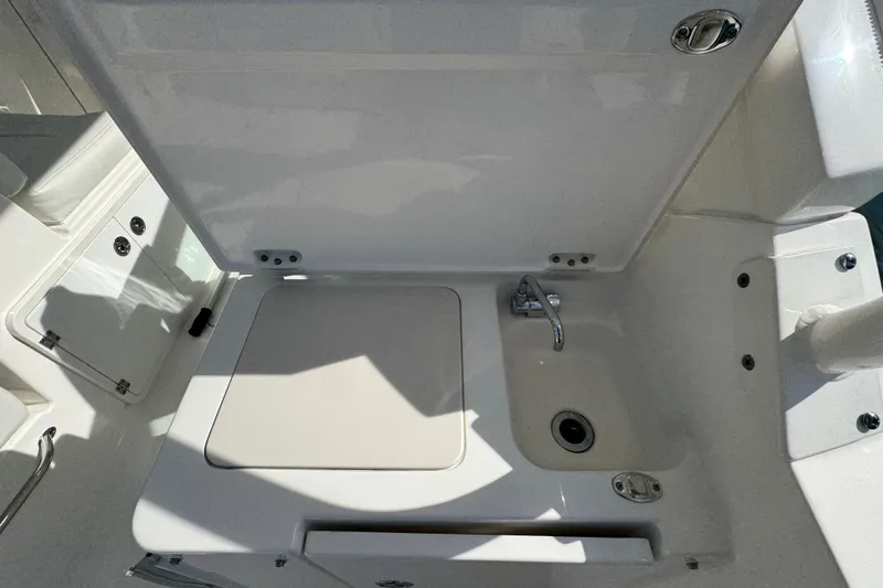  Yacht Photos Pics 2022 Pursuit DC 266 Dual Console boat sink and storage area.