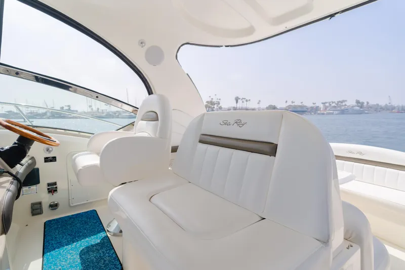 Sea-rinity Yacht Photos Pics 2007 Sea Ray 40 Sundancer interior with white seating and ocean view.