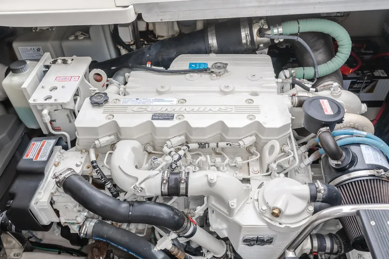 Sea-rinity Yacht Photos Pics 2007 Sea Ray 40 Sundancer engine compartment with Cummins diesel engine.
