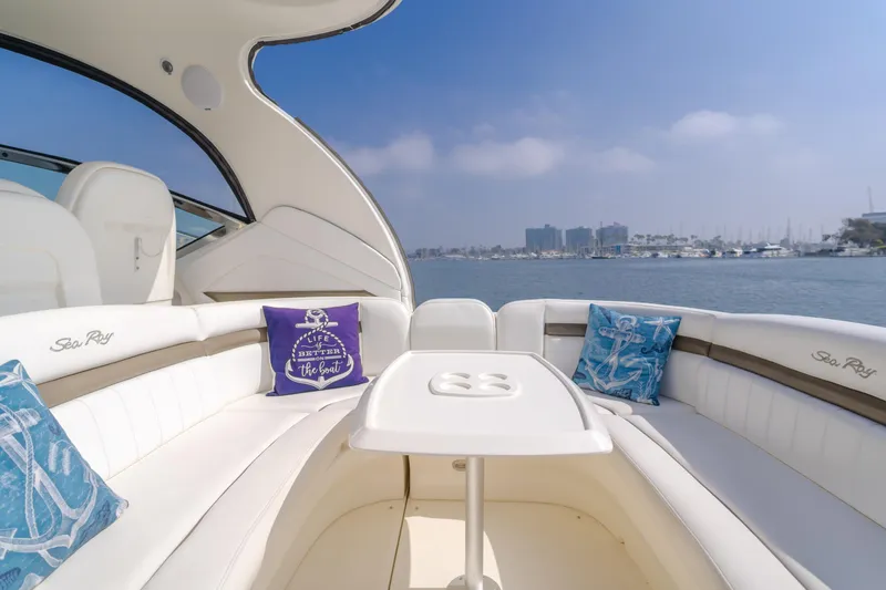 Sea-rinity Yacht Photos Pics 2007 Sea Ray 40 Sundancer yacht interior with waterfront view.