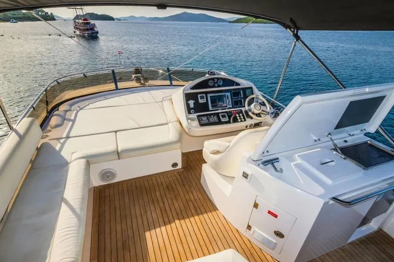 2 Drunk Yacht Photos Pics Luxurious 2012 Sunseeker Manhattan 63 yacht interior with helm and seating area.