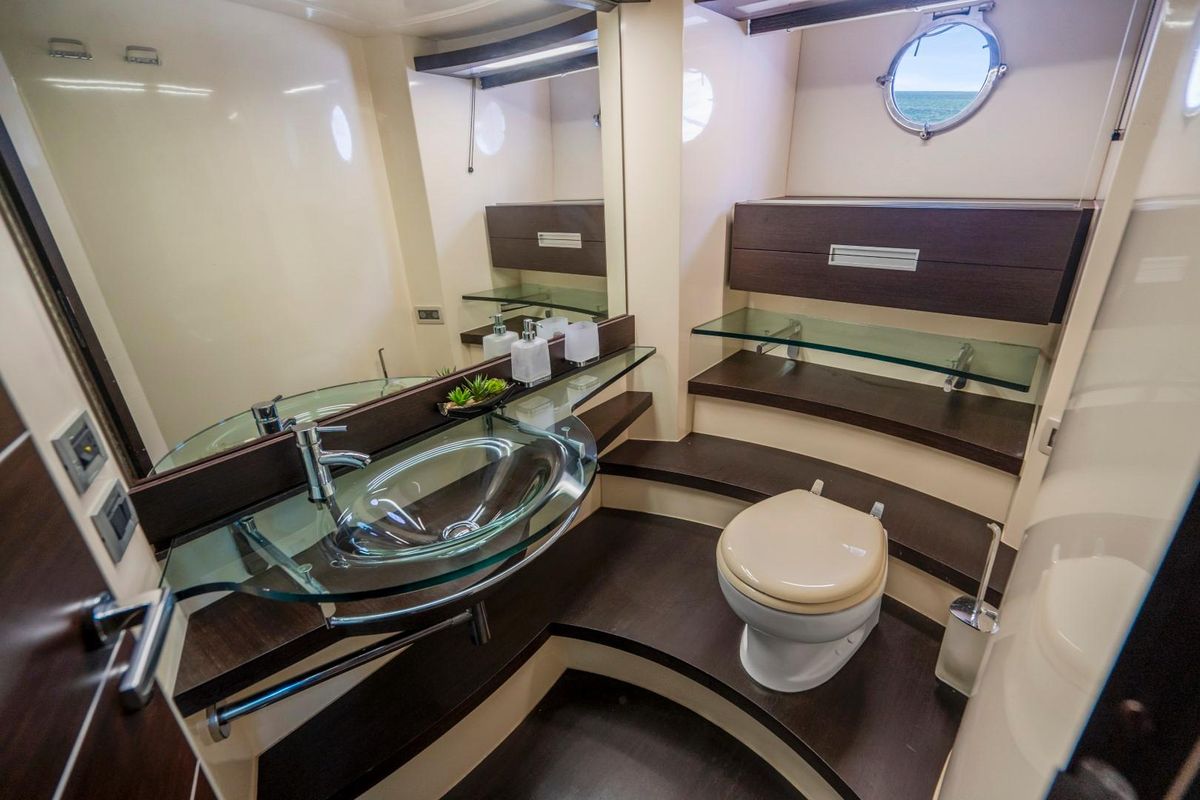 2007 Azimut 68 