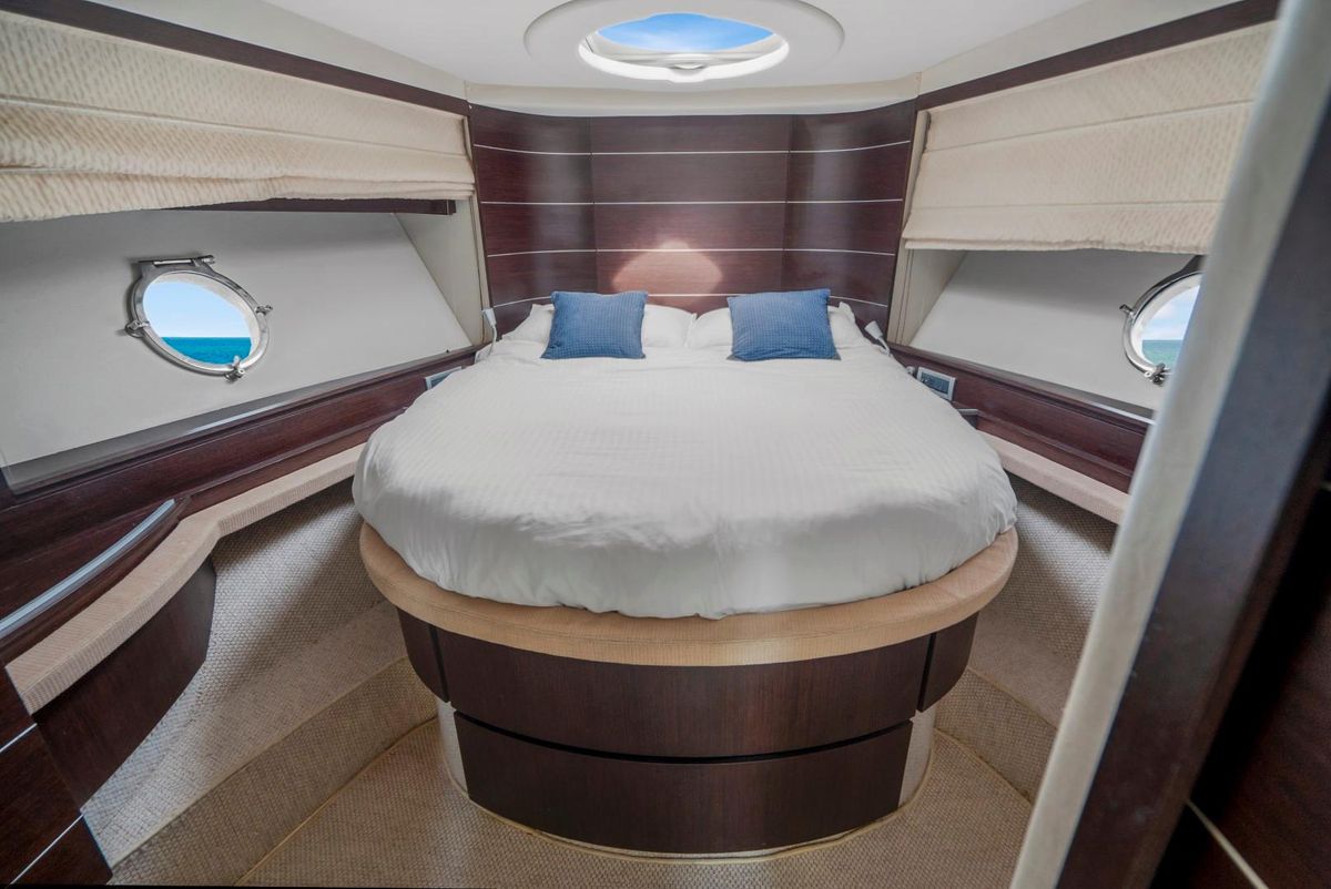 2007 Azimut 68 