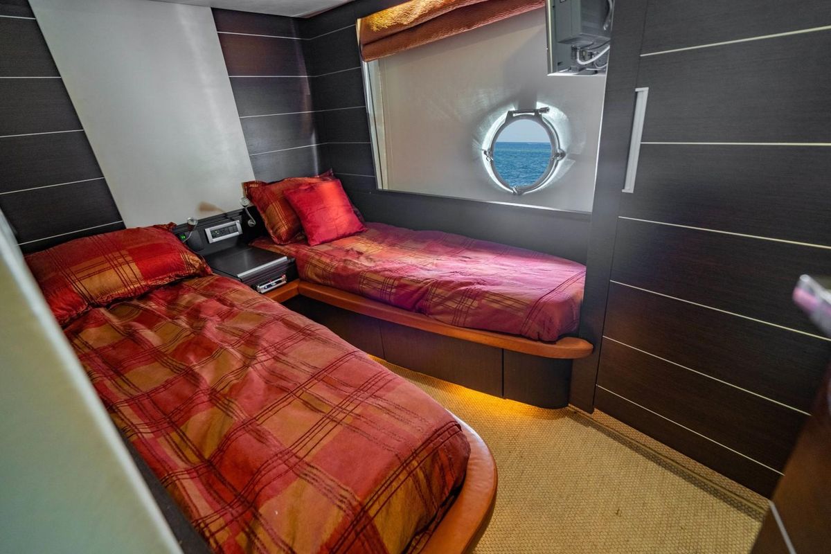 2007 Azimut 68 