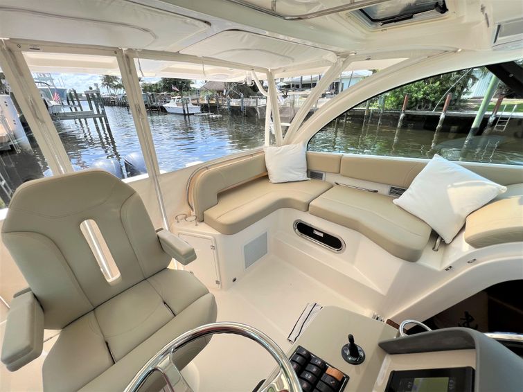 2016-39-pursuit-os-385-offshore
