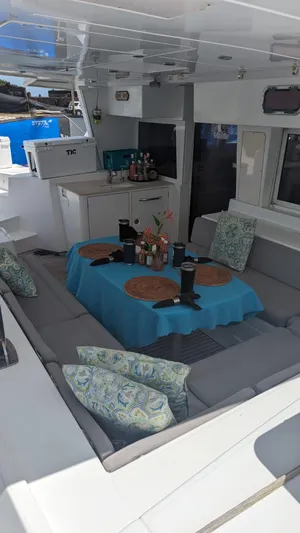 Sandstar Yacht Photos Pics Lagoon 500 yacht interior, 2009 model, featuring a cozy dining area with blue tablecloth.