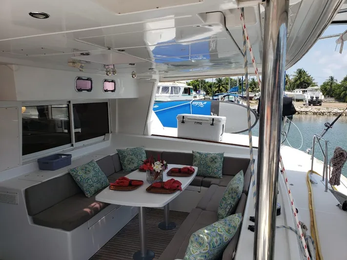 Sandstar Yacht Photos Pics Spacious 2009 Lagoon 500 yacht interior with elegant seating and dining area.