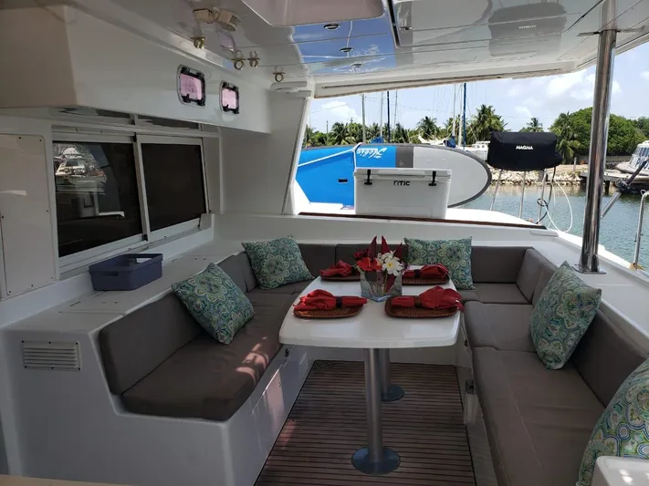 Sandstar Yacht Photos Pics Luxurious 2009 Lagoon 500 yacht interior with elegant seating and dining area.