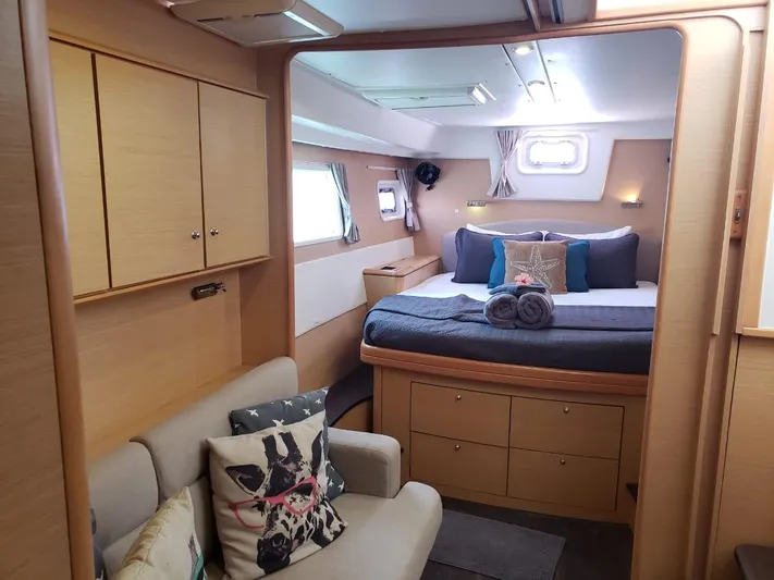 Sandstar Yacht Photos Pics Luxurious 2009 Lagoon 500 yacht cabin with cozy bed and stylish decor.