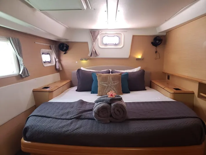 Sandstar Yacht Photos Pics Luxurious bedroom interior of 2009 Lagoon 500 yacht with cozy bedding and elegant decor.