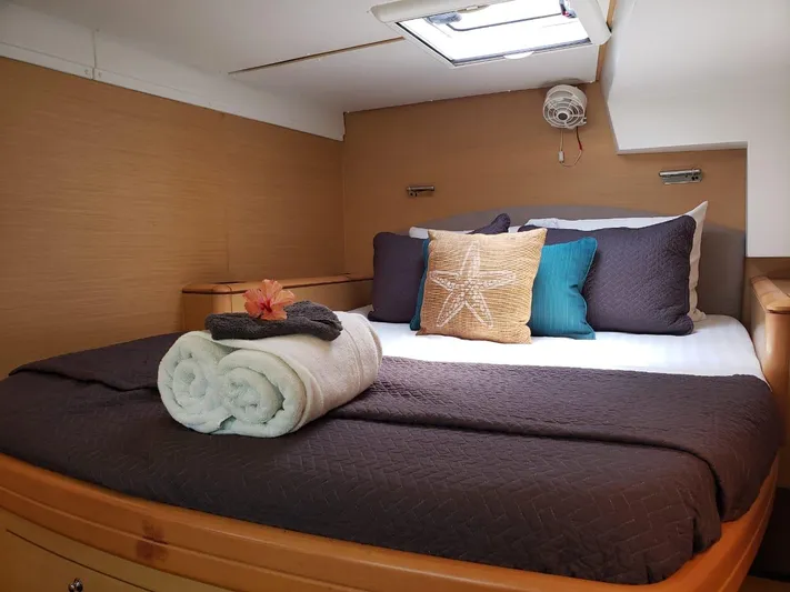 Sandstar Yacht Photos Pics Cozy bedroom in 2009 Lagoon 500 yacht with plush bedding and decorative pillows.