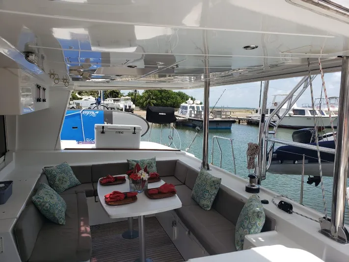 Sandstar Yacht Photos Pics Spacious 2009 Lagoon 500 yacht interior with elegant seating and dining area.