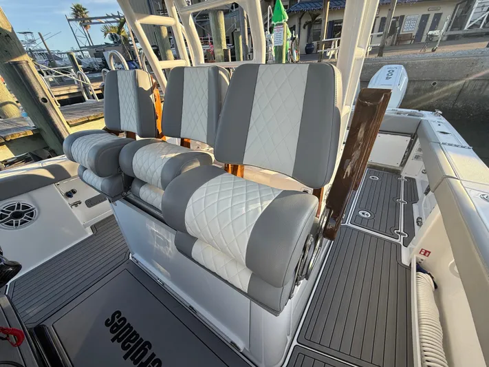  Yacht Photos Pics 2026 EVERGLADES 375 CC - Image 33