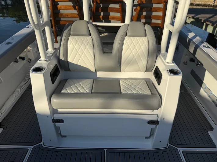  Yacht Photos Pics 2026 EVERGLADES 375 CC - Image 47