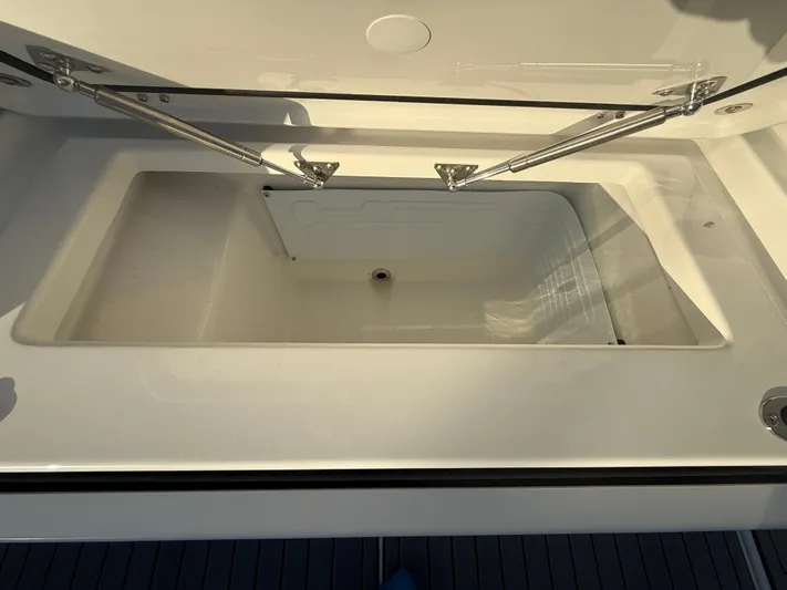  Yacht Photos Pics 2026 EVERGLADES 375 CC - Image 48