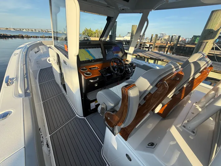  Yacht Photos Pics 2026 EVERGLADES 375 CC - Image 30