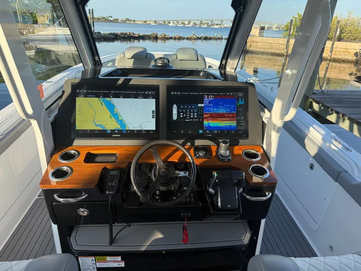  Yacht Photos Pics 2026 EVERGLADES 375 CC - Image 29