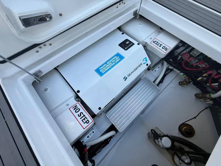  Yacht Photos Pics 2026 EVERGLADES 375 CC - Image 52