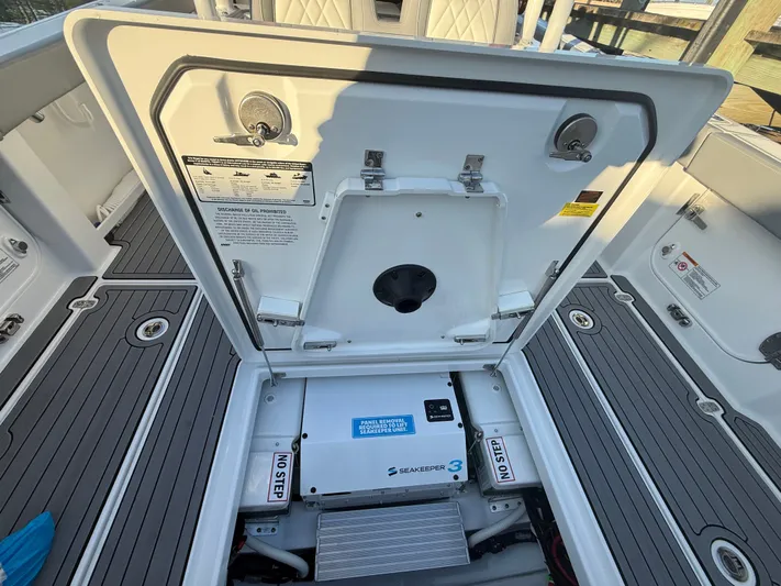  Yacht Photos Pics 2026 EVERGLADES 375 CC - Image 51