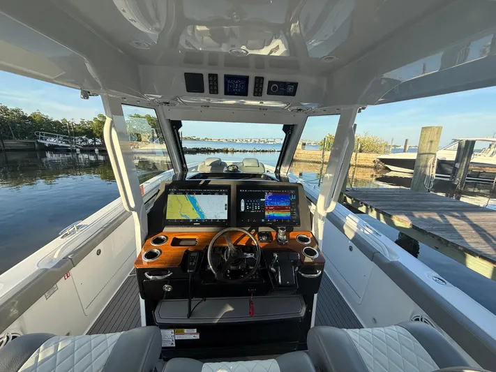  Yacht Photos Pics 2026 EVERGLADES 375 CC - Image 27