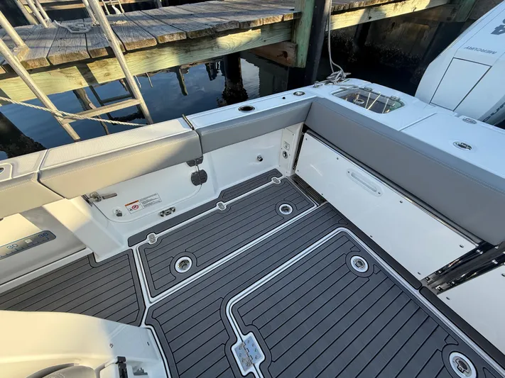  Yacht Photos Pics 2026 EVERGLADES 375 CC - Image 43