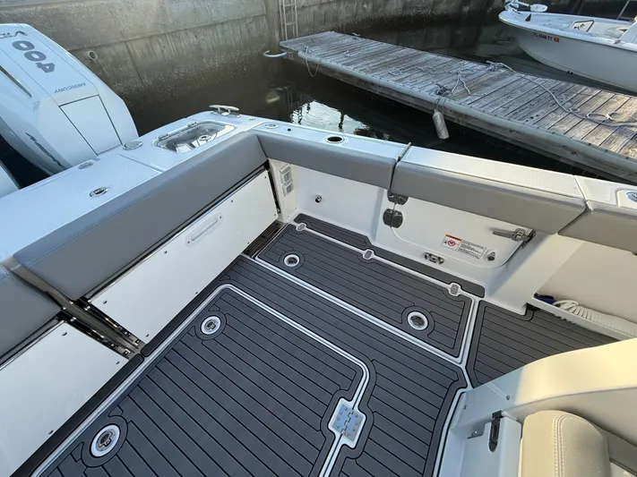  Yacht Photos Pics 2026 EVERGLADES 375 CC - Image 46