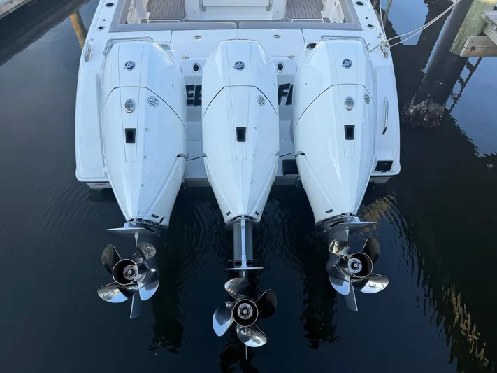  Yacht Photos Pics 2026 EVERGLADES 375 CC - Image 26