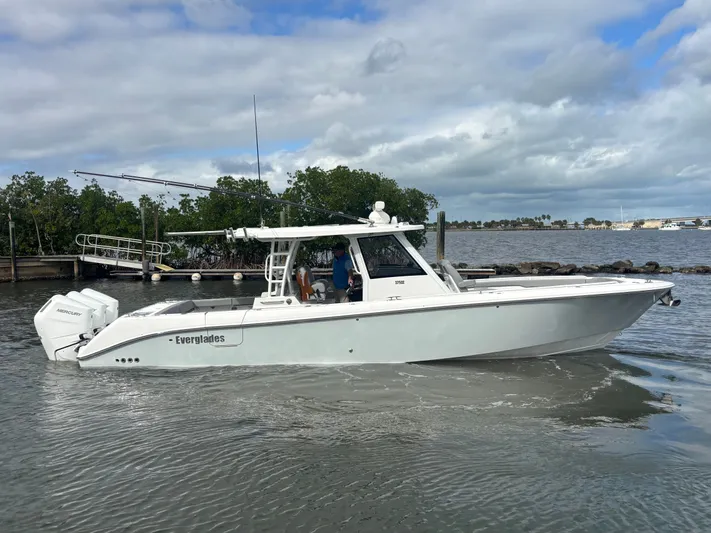 Yacht Photos Pics 2026 EVERGLADES 375 CC - Image 11