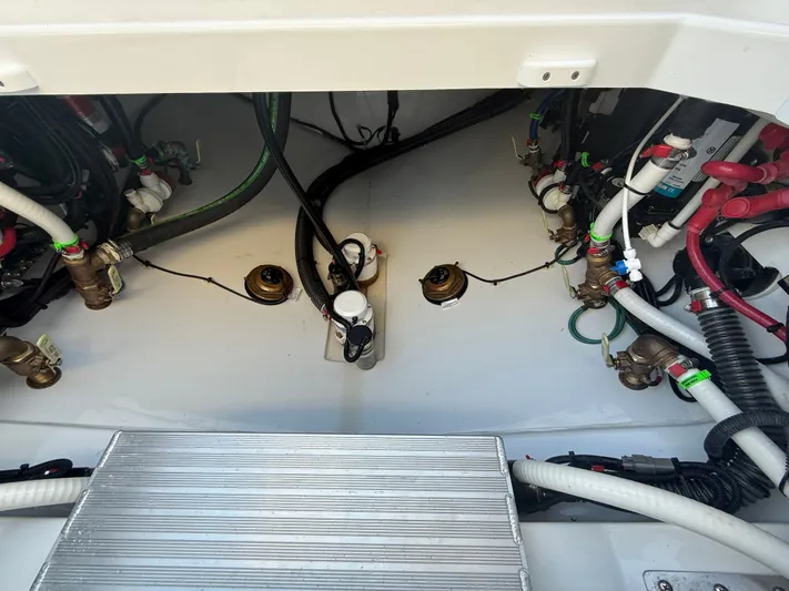  Yacht Photos Pics 2026 EVERGLADES 375 CC - Image 53