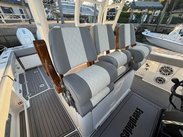  Yacht Photos Pics 2026 EVERGLADES 375 CC - Image 32