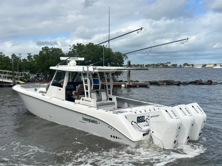  Yacht Photos Pics 2026 EVERGLADES 375 CC - Image 17