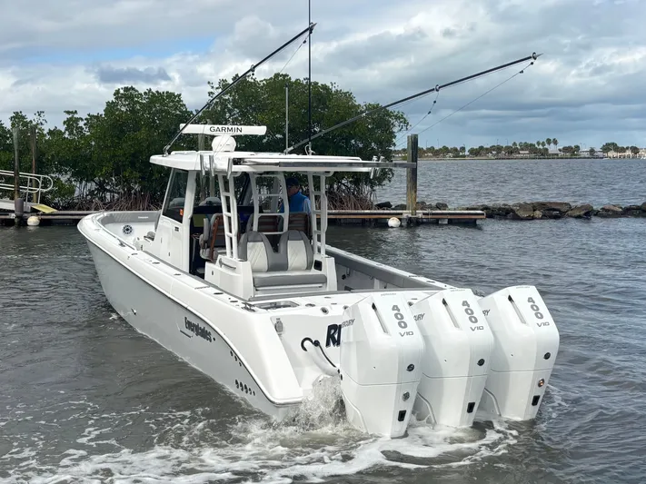  Yacht Photos Pics 2026 EVERGLADES 375 CC - Image 16