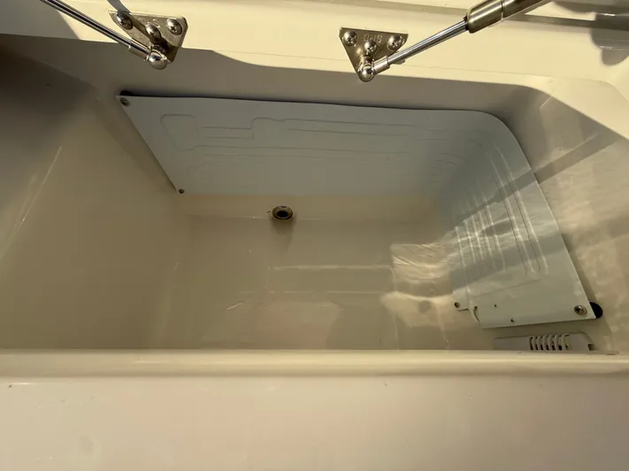  Yacht Photos Pics 2026 EVERGLADES 375 CC - Image 49