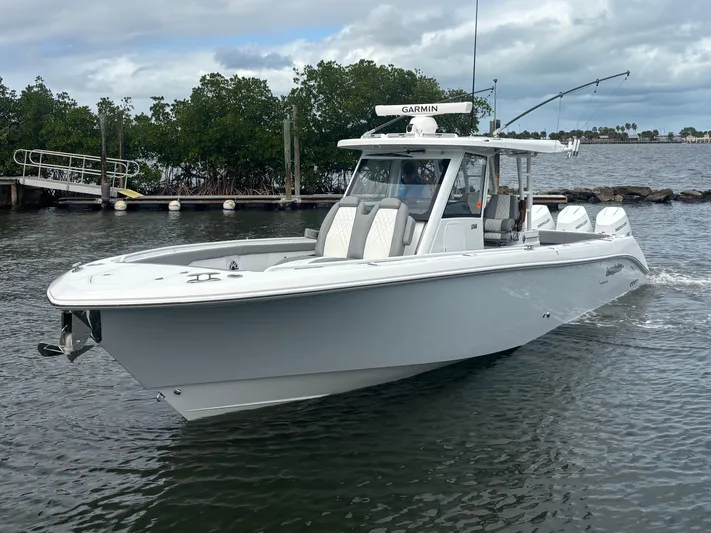  Yacht Photos Pics 2026 EVERGLADES 375 CC - Image 9