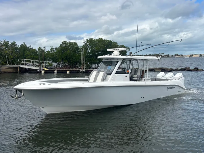  Yacht Photos Pics 2026 EVERGLADES 375 CC - Image 8