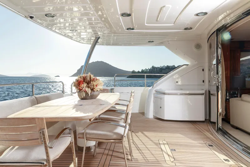 Merci Yacht Photos Pics Luxurious Sunseeker 88 Yacht 2010 deck with elegant dining area and ocean view.
