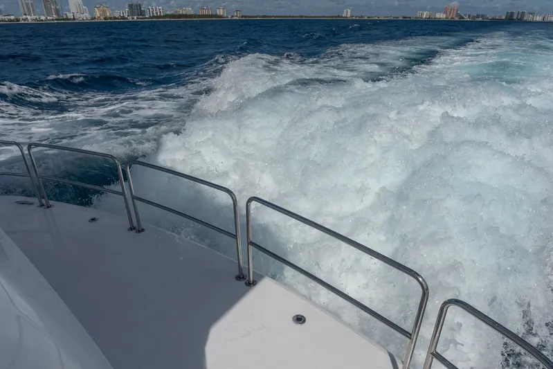 Gallopin Yacht Photos Pics Hatteras 80 Gallopin- Stern