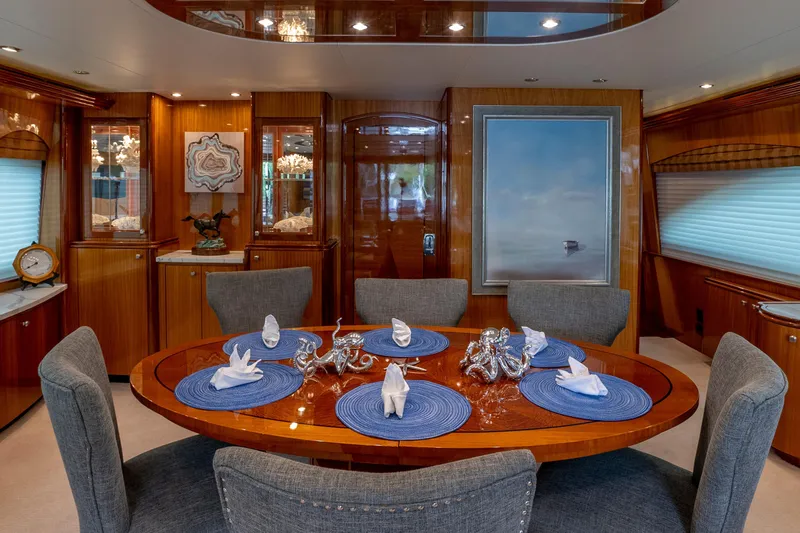 Gallopin Yacht Photos Pics Hatteras 80 Gallopin- Salon Dinette