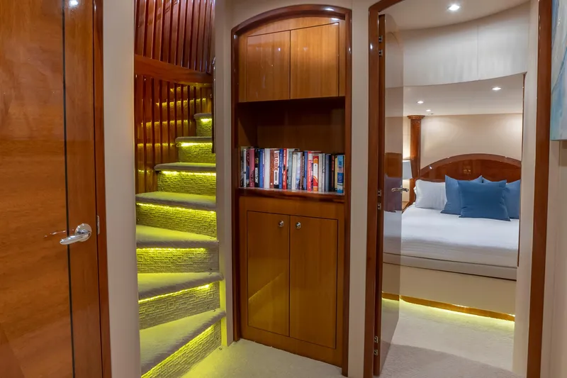 Gallopin Yacht Photos Pics Hatteras 80 Gallopin- Stairway