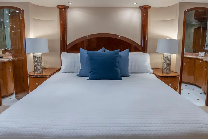 Gallopin Yacht Photos Pics Hatteras 80 Gallopin-Master Stateroom