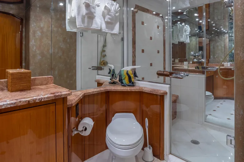 Gallopin Yacht Photos Pics Hatteras 80 Gallopin- Master Head