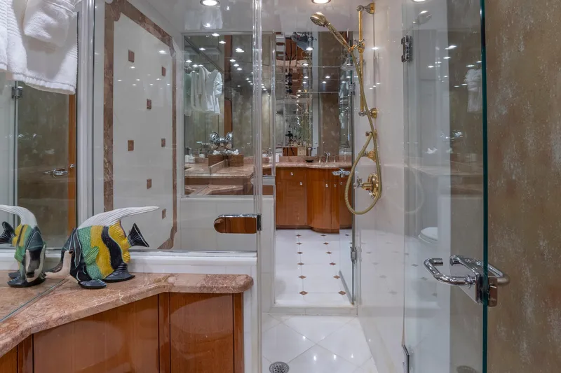 Gallopin Yacht Photos Pics Hatteras 80 Gallopin- Master Head