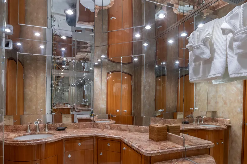 Gallopin Yacht Photos Pics Hatteras 80 Gallopin- Master Head