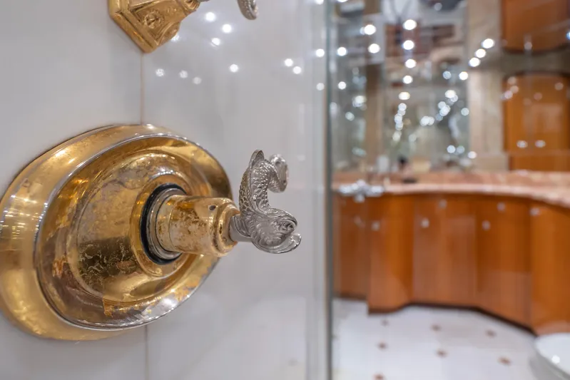 Gallopin Yacht Photos Pics Hatteras 80 Gallopin- Master Head